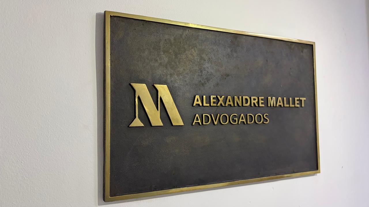 Placa de bronze do Escritório Alexandre Mallet Advogados